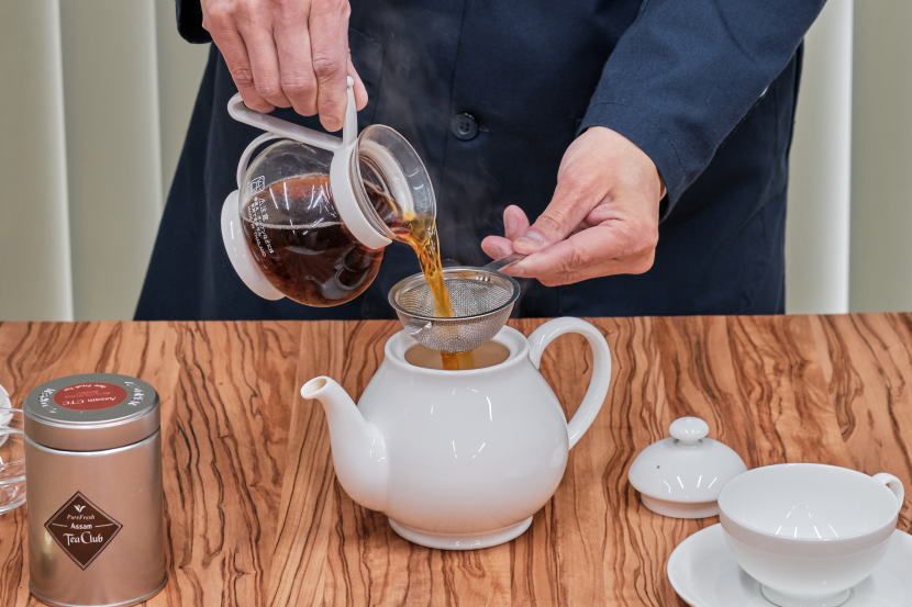 茶葉を濾しながら別のティーポットに紅茶を移し替える