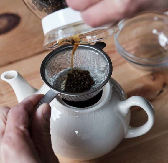 ストレートティーを提供する方法：茶葉をぬき、紅茶を移し替える