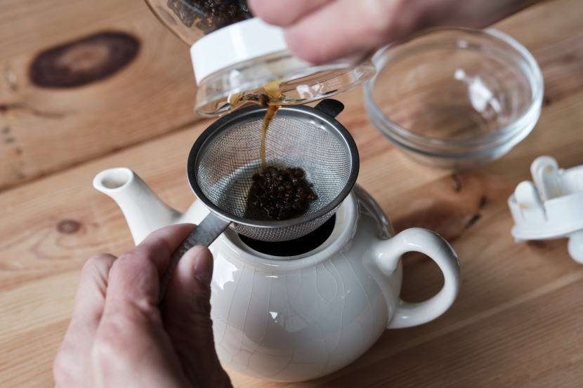 ストレートティーを提供する方法：茶葉をぬき、紅茶を移し替える