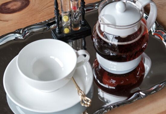 カフェ飲食店でストレートティーを提供する方法「３」茶葉をティーポットに残す方法２