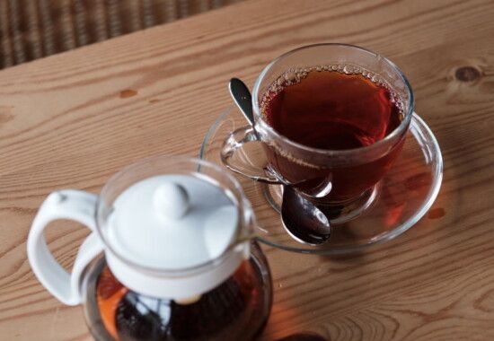 カフェ飲食店でストレートティーを提供する方法「２」茶葉をティーポットに残す方法１