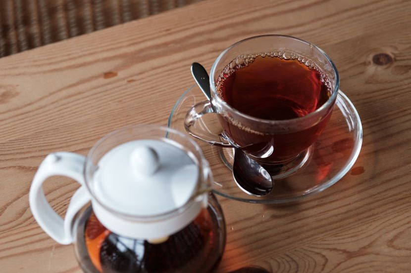 飲食店でストレートティーを提供する３つの方法「２」茶葉をティーポットに残す方法１