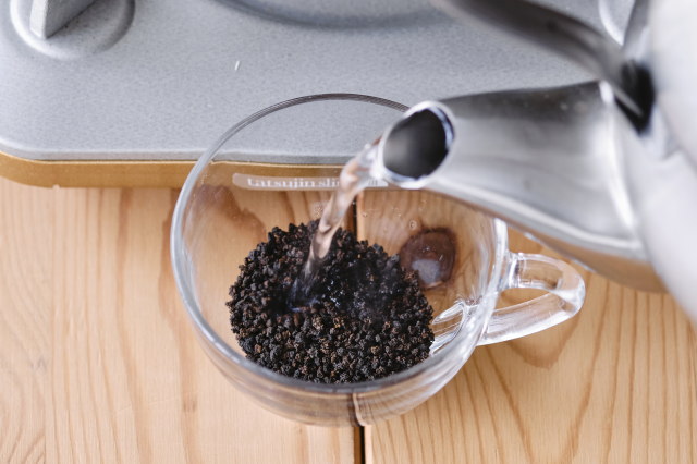 茶葉に湯をかけふやかす