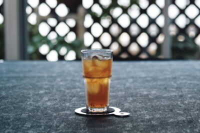 カフェのアイスティー「熱湯抽出」or「水出し」