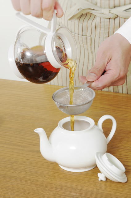 茶葉を抜きながら紅茶を移し替える
