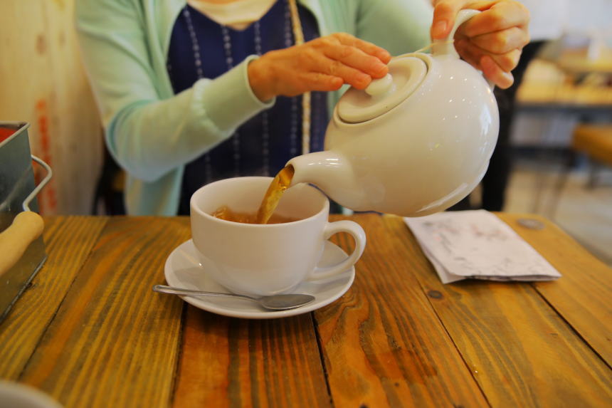 ティーポットの正しい扱い方と紅茶の美しい注ぎ方