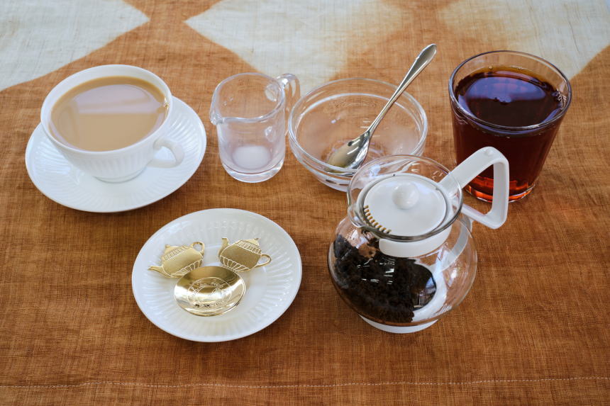１杯目はホットミルクティー、２杯目は常温ティー。夏の紅茶の新しい楽しみ方