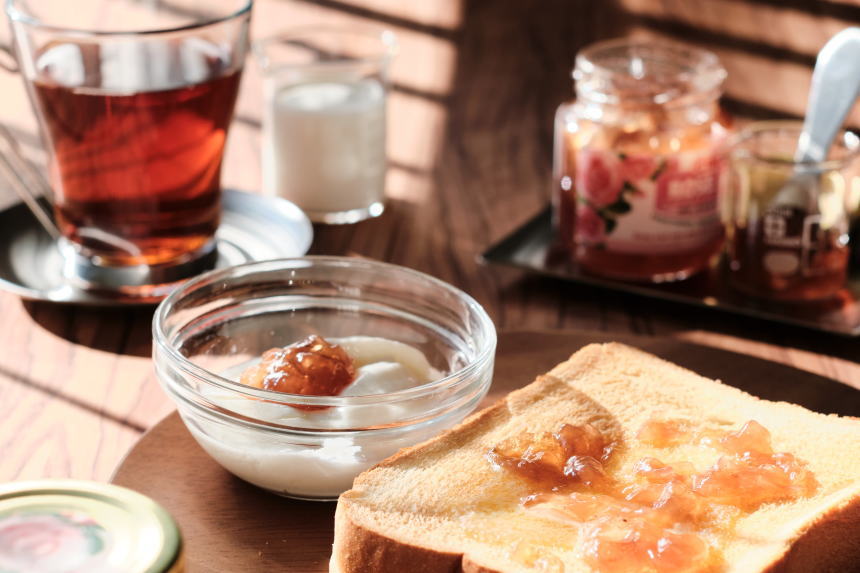 朝食モーニングにおすすめ紅茶：バター&ジャムトーストにアッサムのミルクティー
