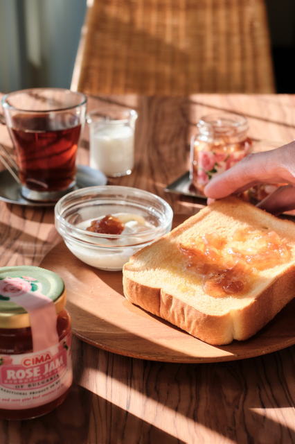 朝食モーニングにおすすめ紅茶：バター&ジャムトーストにアッサムのミルクティー