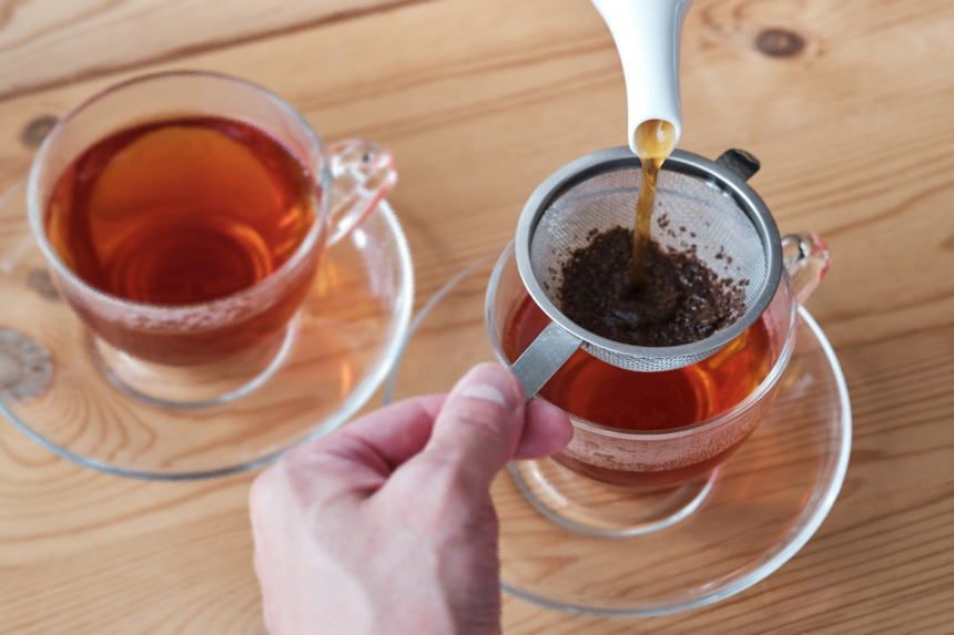 紅茶の注ぎ方 “ティーポットを片手で扱う理由”